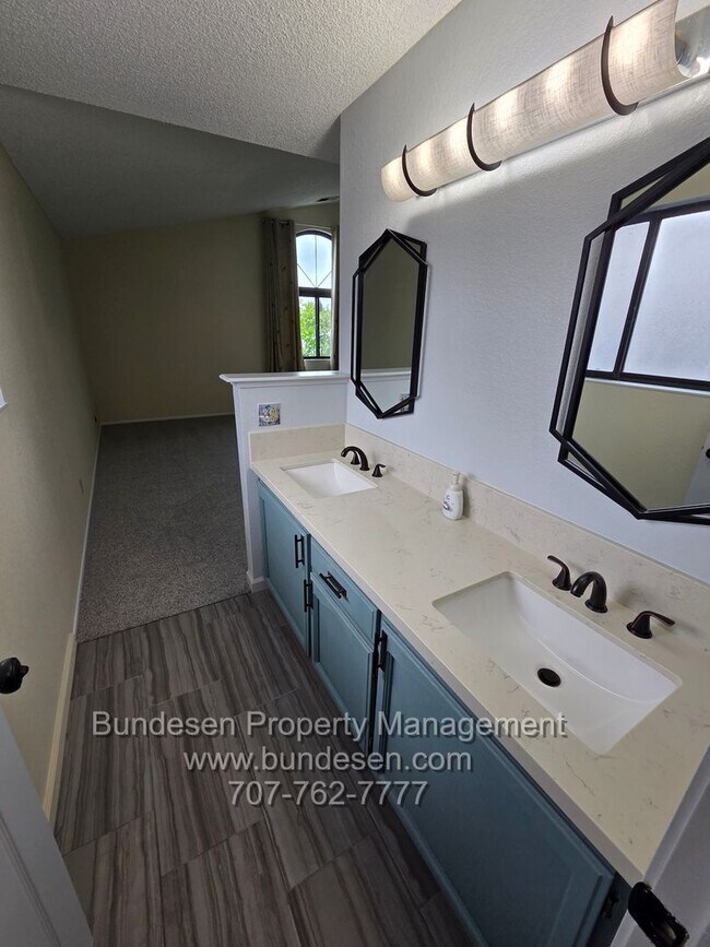 Building Photo - Spacious 4bd/2.5ba in "M" section of Rohnert Park