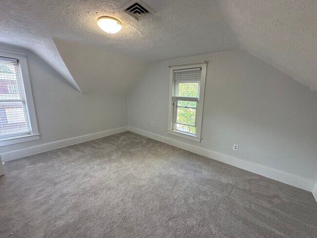 Building Photo - 18 E Salem St