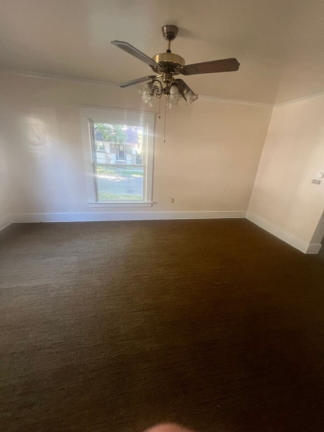 Building Photo - Large 4 Bedroom House with Garage