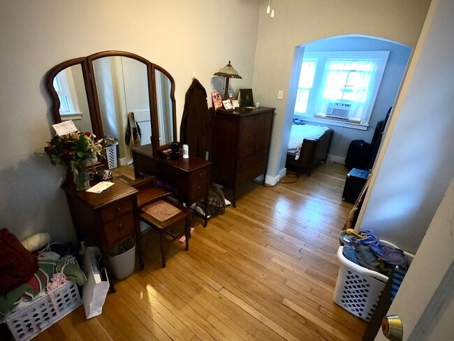 Building Photo - 8/1 Fantastic Location. Fenced Yard. 4 bed 2 bath. Porch. Hardwood. Close to CMU