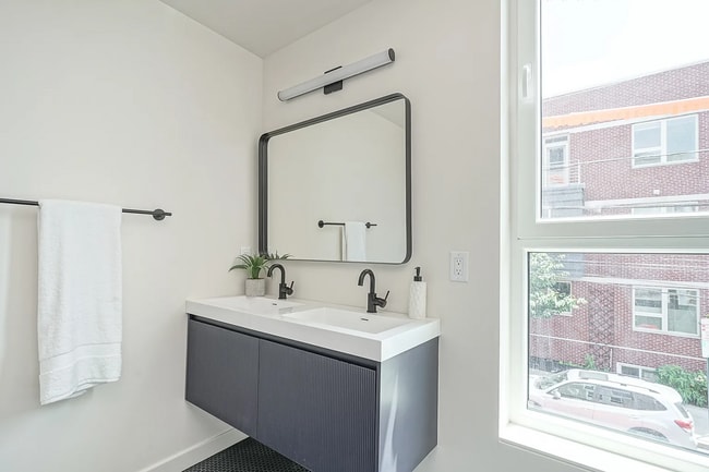 Building Photo - 1301 Bainbridge St