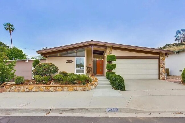 Building Photo - Beautiful 4BD/2BA on Baja!! Great backyard space with turf & fire pit!!