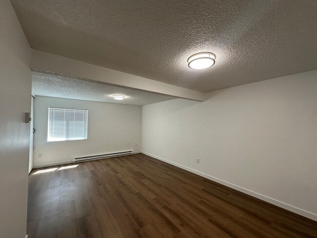 Building Photo - SPACIOUS 3-BEDROOM HOME NEAR OREGON TECH AND SKY LAKES  Located just 1.5 miles from Oregon Tech a...