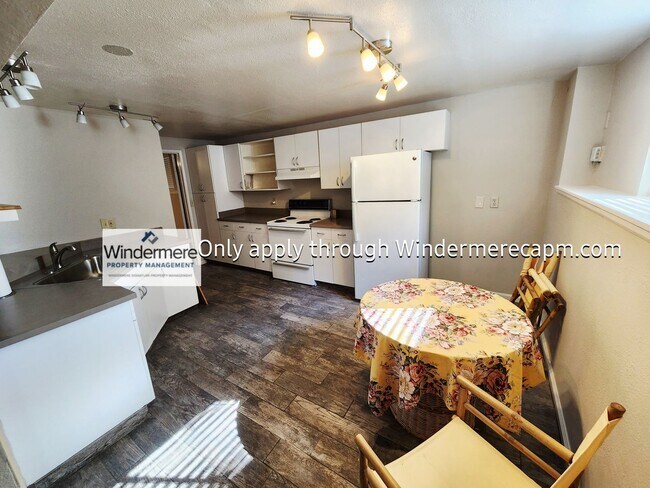 Building Photo - 2330fs