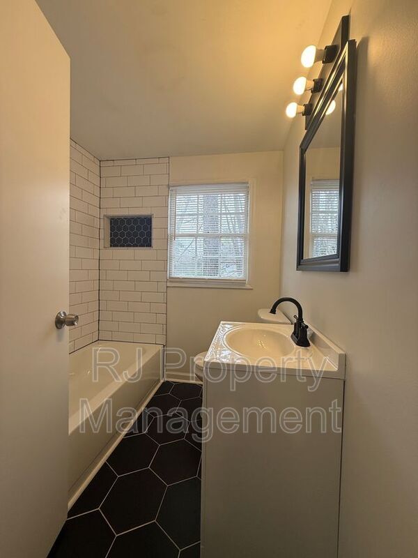 Building Photo - 5512 Cottonwood Rd