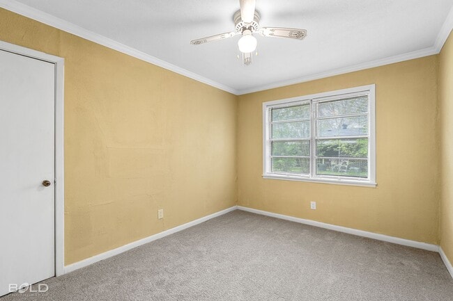 Building Photo - Check Out this 3 bed 2 bath!!