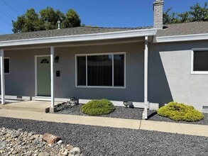 Building Photo - Great 2 Bedroom Duplex