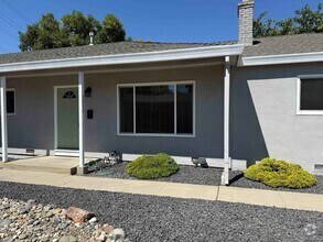 Building Photo - Great 2 Bedroom Duplex