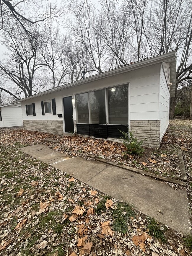 Building Photo - 111 St Thomas Ln