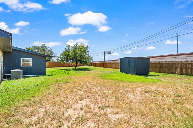 Building Photo - Charming 3/2/1 with Large Backyard