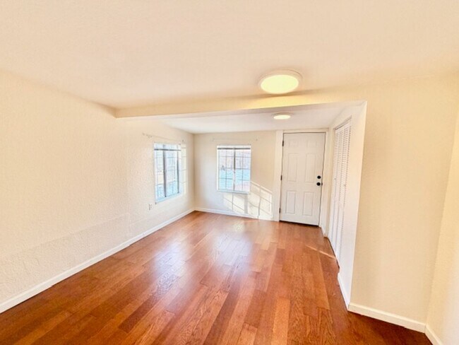 Building Photo - Del Mar Brick Ranch