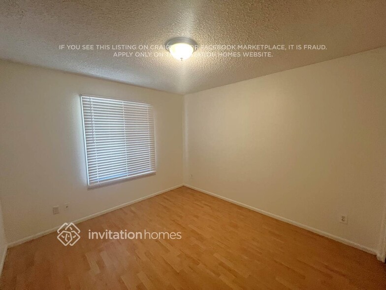 Building Photo - 1904 E Greenway Dr