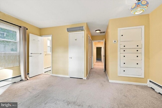 Building Photo - 840 Delmont Dr
