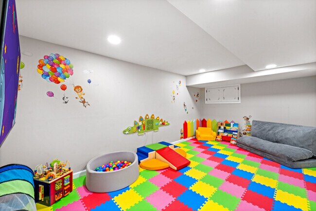 Building Photo - 16 E 32nd St