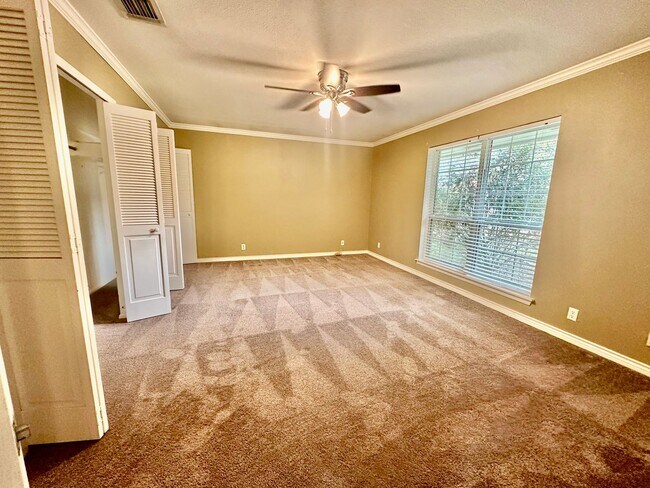 Building Photo - July Move-In Special - Fabulous 4/2 single...