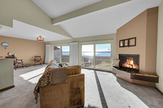 Building Photo - Backs to private lake with mountain views