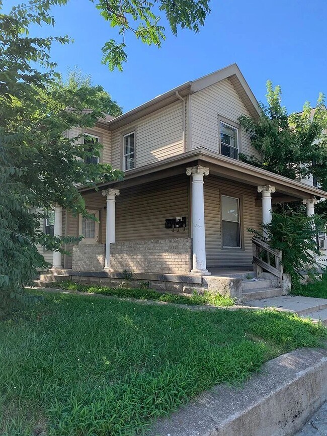 Building Photo - 404 Young St