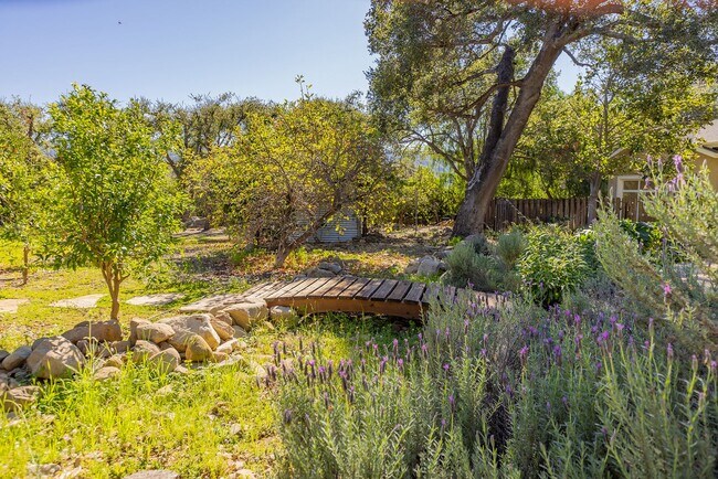 Building Photo - East End Hideaway