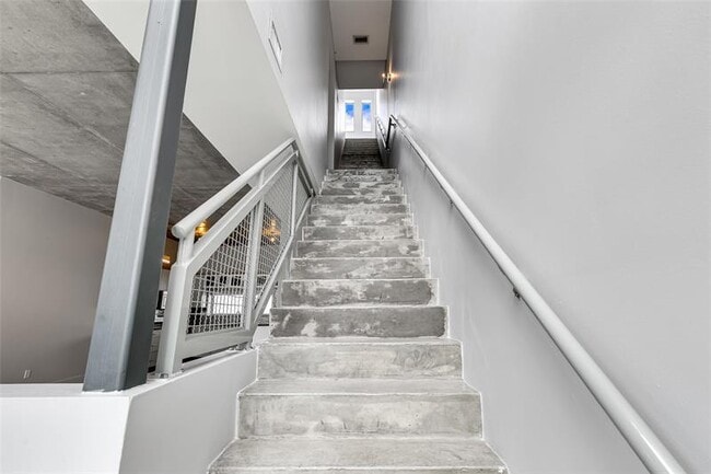 Building Photo - 721 SE 12th Ct