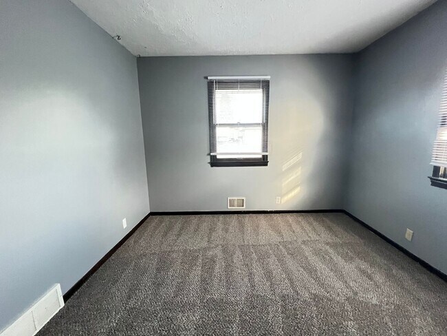 Building Photo - Beautiful walk-out ranch!