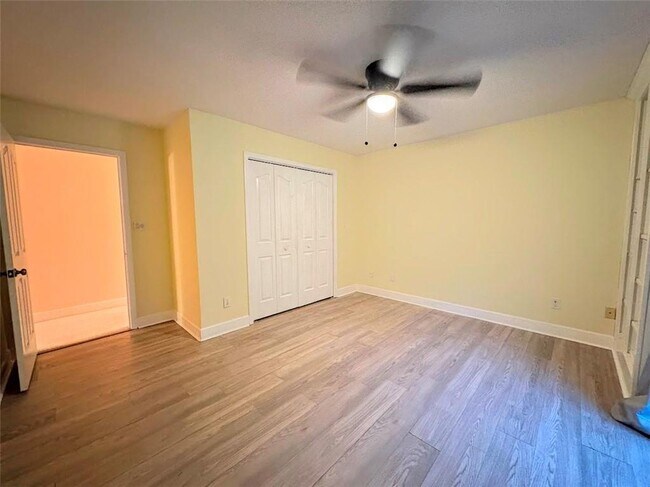 Building Photo - 2939 Rivercrest Dr