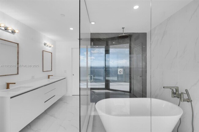 Building Photo - 700 NE 24th St