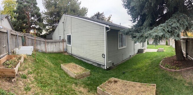 Building Photo - Duplex In Quiet Neighborhood