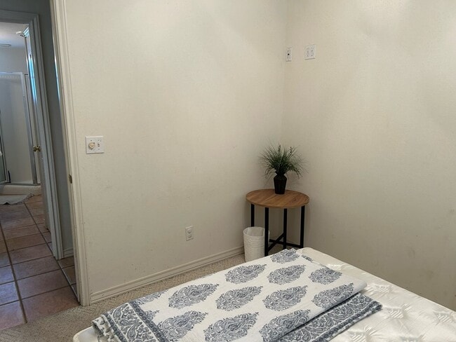 Building Photo - 415 Sun Dial Cir