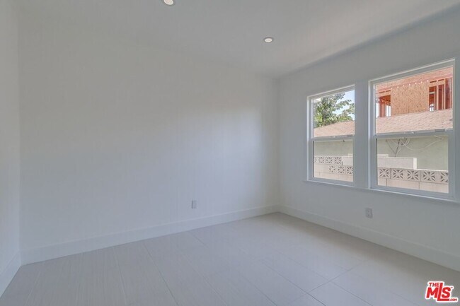Building Photo - 1318 S Longwood Ave