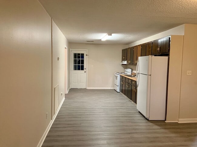 Building Photo - 2 Bedroom Duplex with Yard