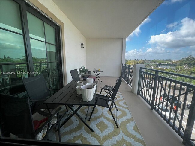 Building Photo - 4100 Davie Rd