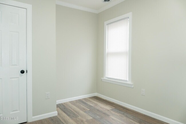 Building Photo - 418 3rd St