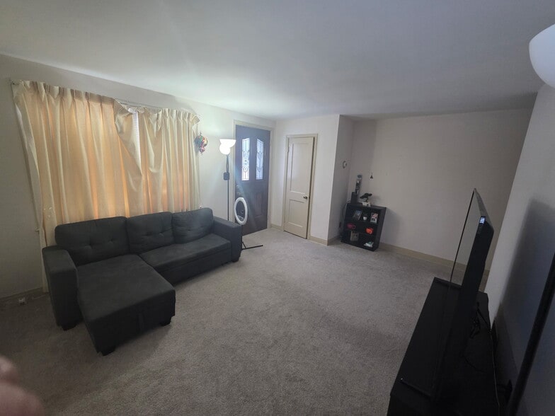 Building Photo - 1935 Searles Rd