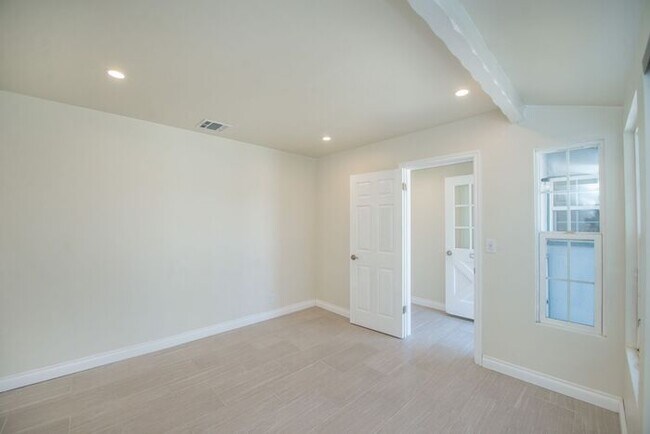 Building Photo - Completely Remodeld W/ Swimming Pool!