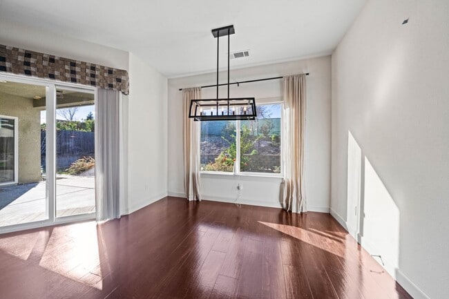 Building Photo - 3-bedroom, 2-bathroom home in great neighb...