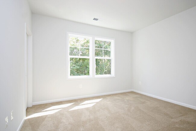 Building Photo - Avinity Townhome With Main Level Bedroom
