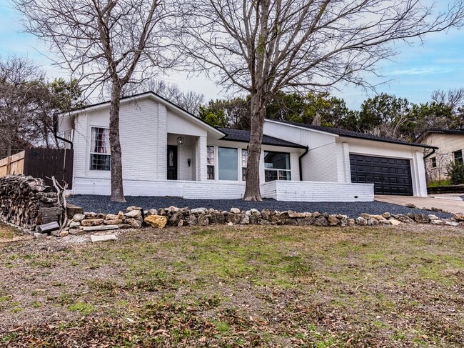 Building Photo - 903 Cliffside Dr