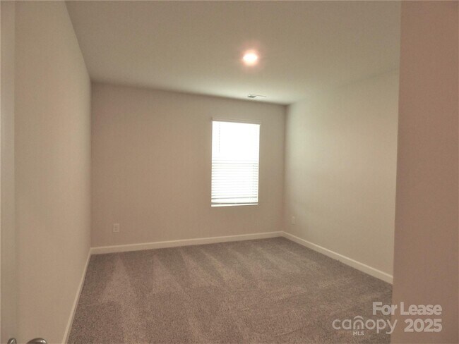 Building Photo - 1057 Red Apple St