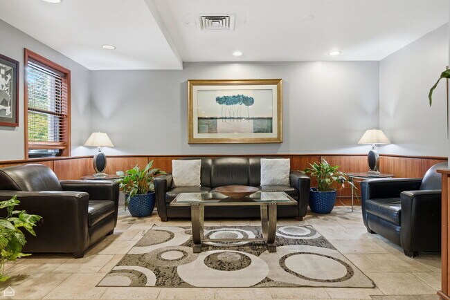 Building Photo - 6030 N Sheridan Rd