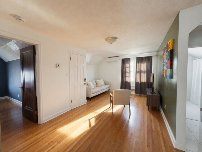 Building Photo - Updated 1 bedroom 1 bath, Upper Level Unit