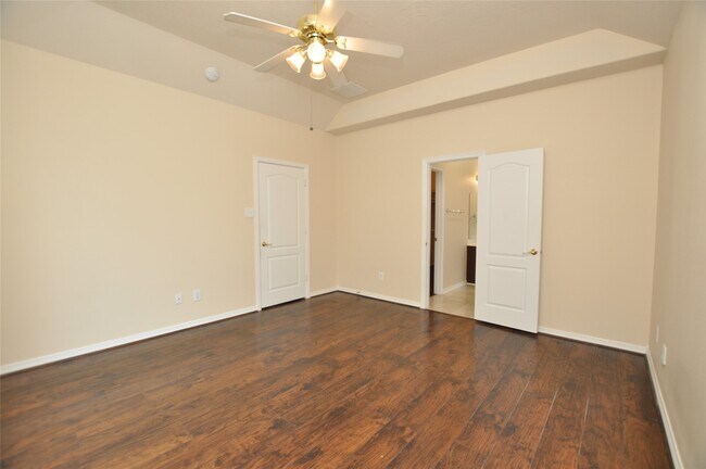 Building Photo - 9210 Hidden Lake E Dr