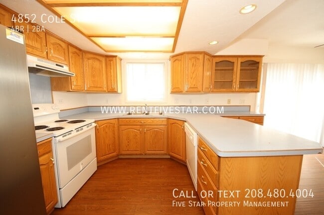 Building Photo - 4852 Cole St