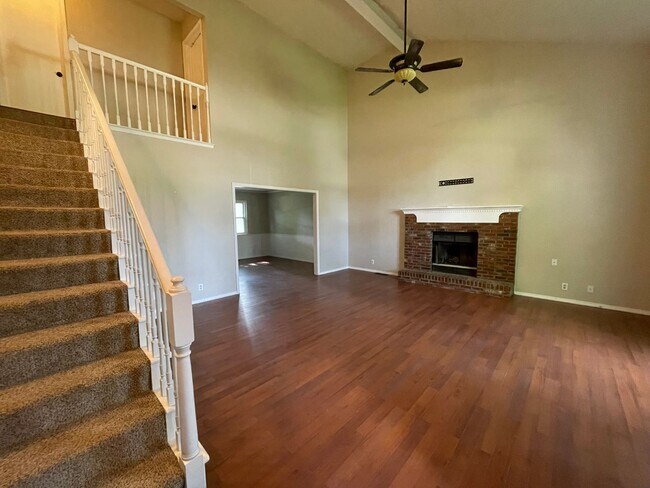 Building Photo - 4 bedroom, 2 1/2 bath, 2 car garage located in the quiet Summit View subdivision.