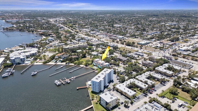 Building Photo - 316 N Lake Dr