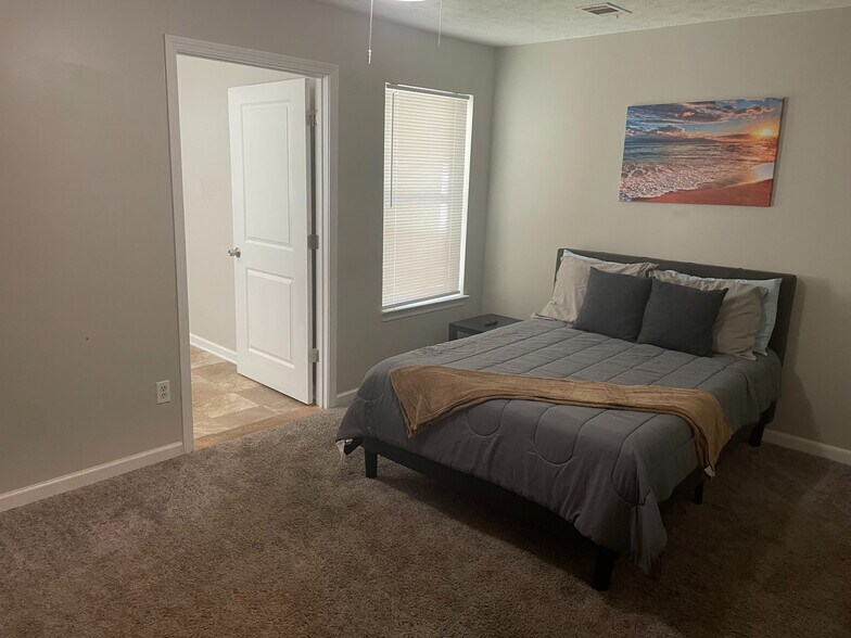 Building Photo - Room in Duplex on New Dawn Ct