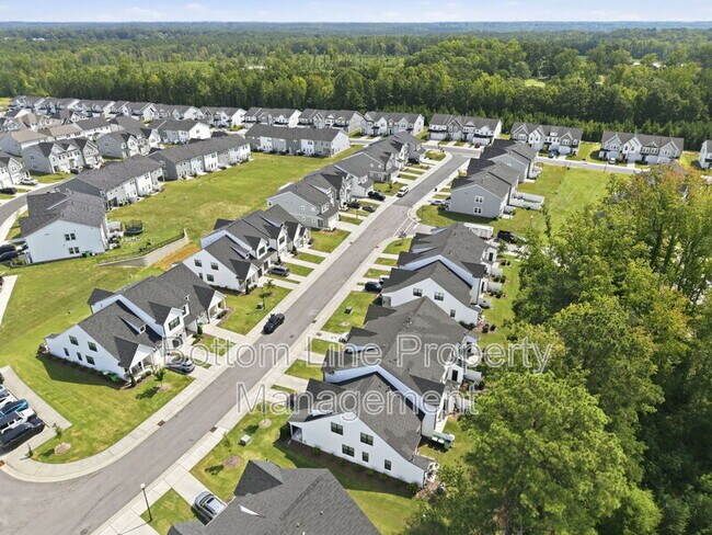 Building Photo - 739 Putney Hl Rd