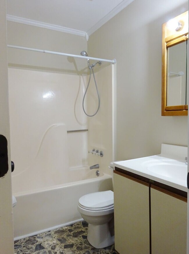 Building Photo - Charming Home Minutes to Camp Lejeune!