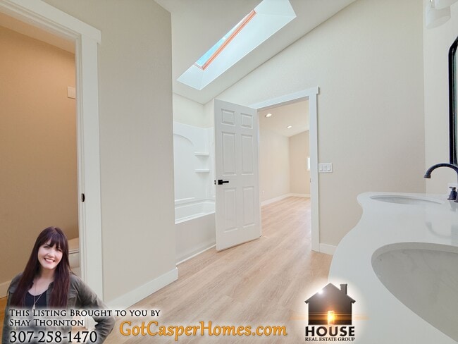 Building Photo - 2414 E 9th St