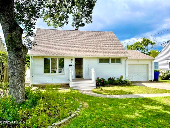 Primary Photo - 18 Point O Woods Dr