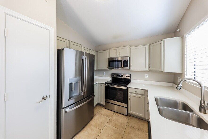 Building Photo - 11027 N 59th Dr
